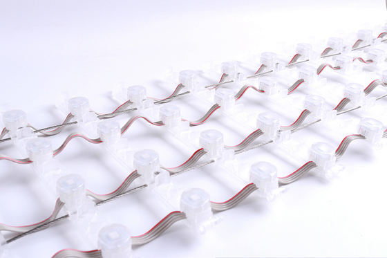 ม่านวิดีโอ LED ป้ายโฆษณาแบบตั้งโปรแกรมได้ 20 มม. ถาวร P83 DC12V สำหรับภายนอกอาคาร ฉากหลังอาคาร จอแสดงผลตาข่าย LED โปร่งใสแบบพับได้